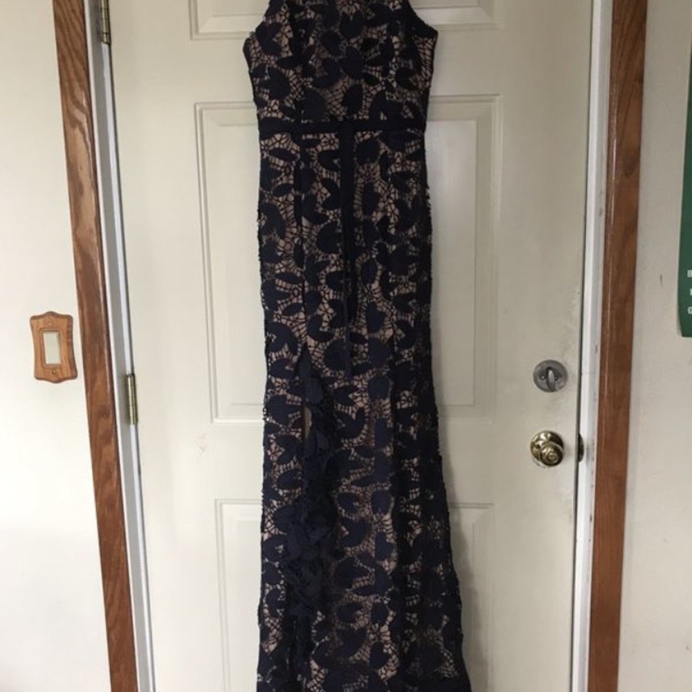 Jarlo petal lace gown with a slit - Picture 4 of 7